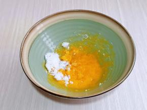 先做蛋黄糊，用手动打蛋器将蛋黄打散，再在加入绵白糖，用手动打蛋器打至均匀，使糖霜与蛋黄完全融合。
