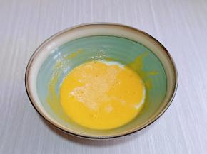 加入有机纯牛奶，再次用手动打蛋器打至均匀。