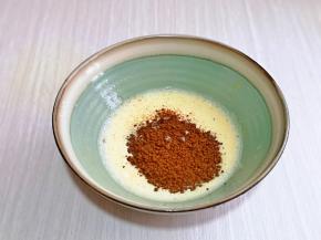 加入速溶咖啡粉，打蛋器打至咖啡粉完全溶解即可。