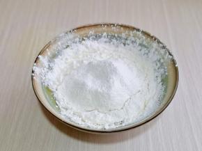 筛入低筋面粉，泡打粉。