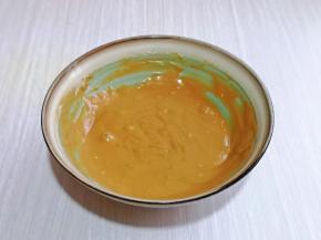 呈Z字形翻拌均匀，且无干粉，提起打蛋器咖啡面糊自由流动状态即可，放旁边备用。