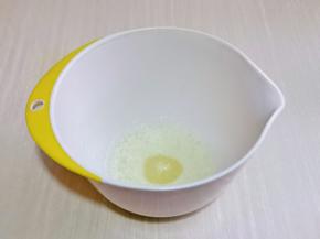 蛋白中滴入几滴柠檬汁，启动电动打蛋器将蛋白低速打至呈现鱼眼泡，加入三分一的细砂糖，继续低速打至蛋清泡消失，细腻时再加入三分之一的糖，将打蛋器调中速打发。