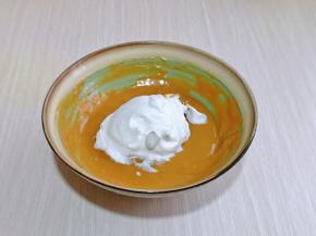 取三分之一的蛋白霜加入蛋黄糊中，翻拌制看不到蛋白霜，再取三分之一的蛋白霜，继续翻拌均匀。