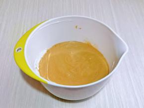 最后将蛋黄糊倒入蛋白霜的容器中，继续翻拌至看不到蛋白霜即可。