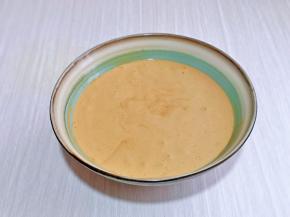 拌好的蛋糕糊，细腻光滑，饱满，轻轻震几下器具，将气泡震出。