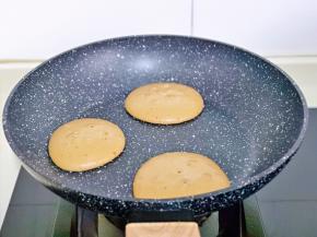 不粘平底锅小火加热30秒，盛入蛋糕糊，堆圆形，小火煎至2分钟。(全程小火)