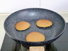 翻一面再继续保持小火煎2分钟，取出，将面糊依次做完。