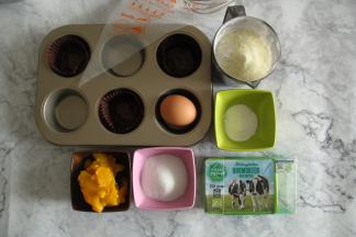 准备好各种材料。南瓜是直接蒸好的老南瓜，不要太水就可以，蒸好需要冷却再使用哦。因为我家娃比较爱吃，所以材料我都是认真挑选的。黄油我用的是乐荷，有机健康，娃吃的放心。不需要软化，平时我都是冷冻储存，直接取出就好。