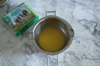 将黄油放入小碗中，底下再放一小盆热水，隔热水将黄油融化成液体。