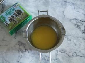 将黄油放入小碗中，底下再放一小盆热水，隔热水将黄油融化成液体。