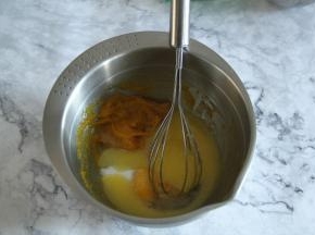 将南瓜泥放入干净无水盆中，压成泥，觉得不够细，也可以用料理机打一下。再将鸡蛋（去壳后50克的样子）打入，放入细砂糖，融化的黄油。