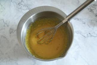 用蛋抽搅打成均匀混合物，这一步可以用电动打蛋器略微打一下打均匀。