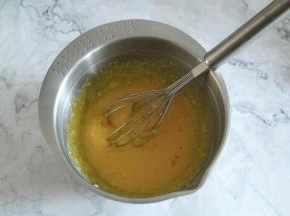 用蛋抽搅打成均匀混合物，这一步可以用电动打蛋器略微打一下打均匀。