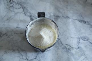 将低粉、奶粉、泡打粉先混合均匀。这样泡打粉分布比较均匀。