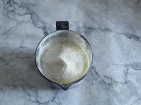 将低粉、奶粉、泡打粉先混合均匀。这样泡打粉分布比较均匀。