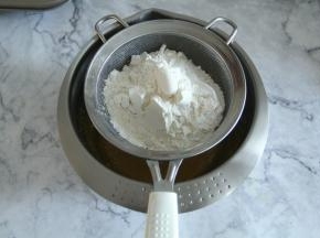 过筛入粉类混合物。