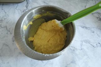 用刮刀翻拌均匀。刮刀从中心点切入从底部往盆边翻到中心，翻拌哟！不要过度拌，没有干粉颗粒即可。