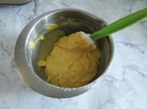 用刮刀翻拌均匀。刮刀从中心点切入从底部往盆边翻到中心，翻拌哟！不要过度拌，没有干粉颗粒即可。