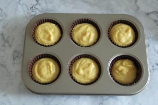 然后裱花袋剪口，挤入装好纸膜的6连玛芬模具中，大概8-9分满。