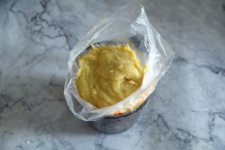 混匀的面糊倒入裱花袋中。