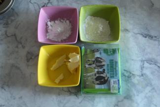 然后准备好酥粒部分材料。此时可以预热烤箱上下180度。