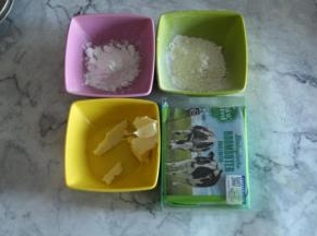 然后准备好酥粒部分材料。此时可以预热烤箱上下180度。