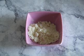 乐荷有机黄油切成小块，酥粒部分材料混合，带PVC手套快速的捏、搓成如图颗粒状即可。