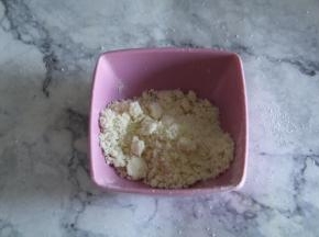 乐荷有机黄油切成小块，酥粒部分材料混合，带PVC手套快速的捏、搓成如图颗粒状即可。