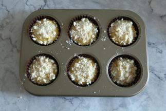 然后均匀撒在挤好的面糊上。六个正好。