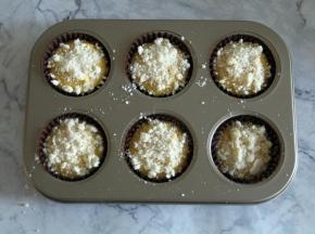 然后均匀撒在挤好的面糊上。六个正好。