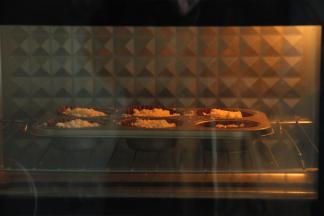 放入预热好的烤箱中下层（我的烤箱位置算是中层偏下一丢丢）。转上下170度，烤23-25分钟。