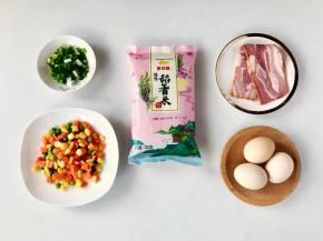 准备好食材，培根和什锦蔬菜粒提前拿出冰箱解冻好。