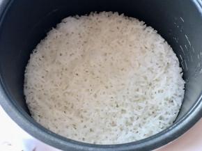 米饭煮好了，米粒饱满，莹润有光泽。炒饭的话用隔夜的更佳，水份少，可以炒得颗粒分明。