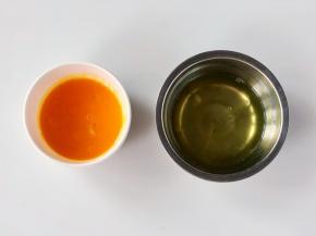 把鸡蛋的蛋清和蛋黄分离。