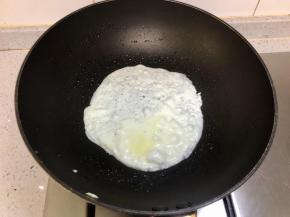 不粘锅刷一层食用油，把鸡蛋清煎熟，用小火慢煎，注意不要煎焦了。