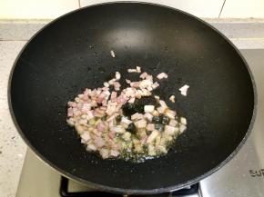 锅里再倒入一些食用油，下入培根碎煎一会儿。