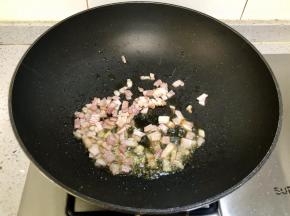 锅里再倒入一些食用油，下入培根碎煎一会儿。