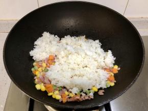下入米饭翻炒。