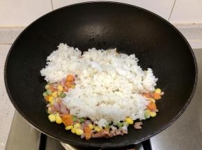 下入米饭翻炒。