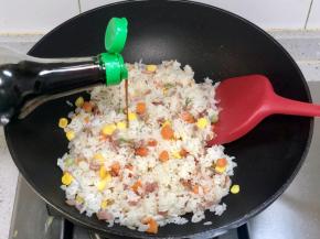 加入适量生抽继续炒匀，也可以根据自己的口味加入番茄酱、胡椒粉等调味料。