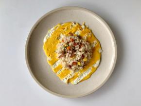 取适量炒好的米饭放入煎好的条纹蛋皮上，包好。