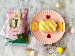 最后再剪两个三角形蛋皮摆在蛋包饭两端，做成糖果的造型即可！盘子上可以用番茄酱挤出爱心的形状点缀一下哦！