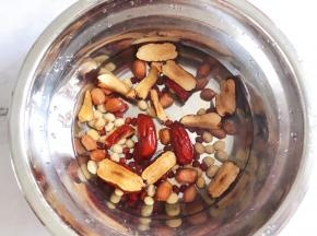 红枣去核切半，清洗干净