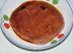 1 牛肉用刀背拍松，加生抽、黑胡椒、糖腌制半小时以上