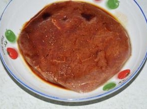 1 牛肉用刀背拍松，加生抽、黑胡椒、糖腌制半小时以上