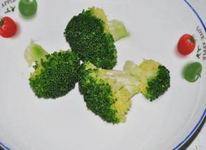 2 锅内烧开水，放西兰花焯烫后取出过凉开水后备用