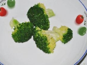 2 锅内烧开水，放西兰花焯烫后取出过凉开水后备用