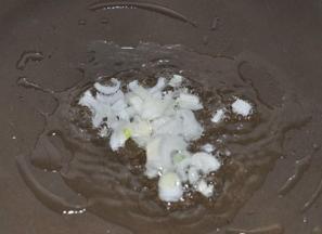 3 锅内倒入适量橄榄油，放入洋葱碎煎香