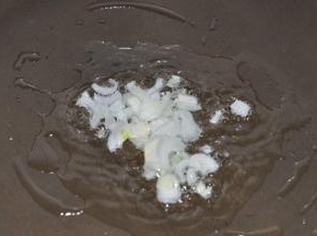 3 锅内倒入适量橄榄油，放入洋葱碎煎香
