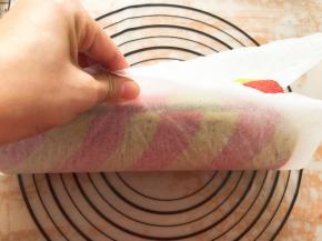 将油纸从两头提起来，蛋糕卷就自然卷起来，固定好形状，放入冰箱冷藏半小时定型